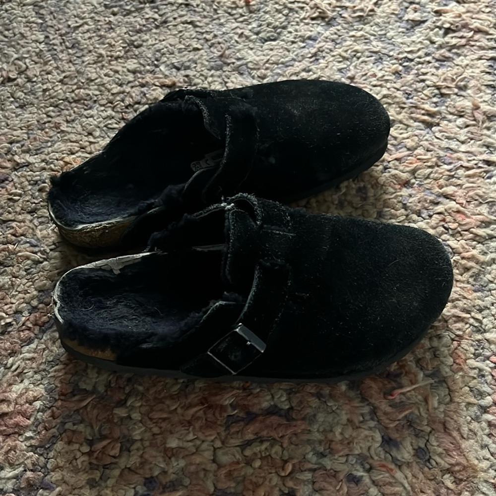 Birkenstock shearling boston clogs in black. Size 38.
